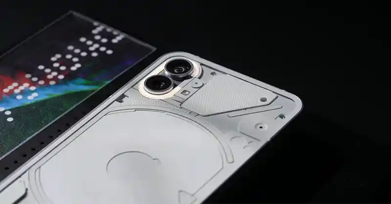 เผย!! ภาพตัวเครื่องจริงของสมาร์ทโฟน Nothing Phone (1) มาพร้อมฝาหลังแบบโปร่งใสโชว์ดีไซน์ไฟกระพริบสวยๆ