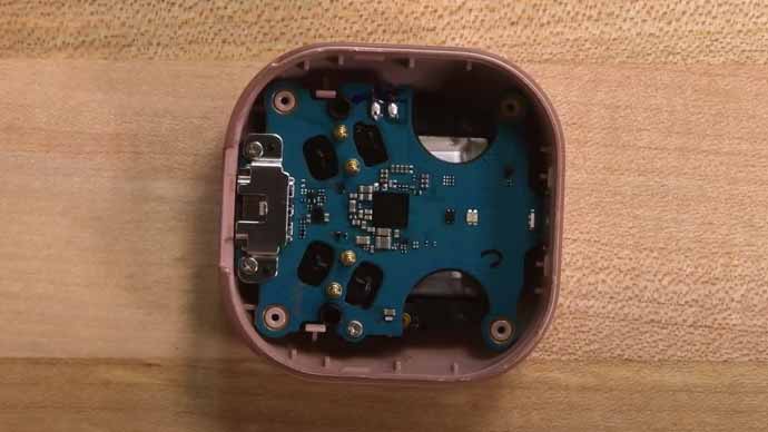 iFixit เผยคะแนนทดสอบความยากง่ายในการซ่อม Samsung Galaxy Buds Live หูฟังไร้สายรูปทรงถั่ว พบว่าซ่อมง่ายมาก (มีคลิป)
